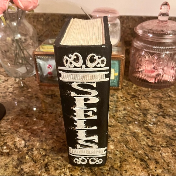 Spell book decor - Picture 3 of 3